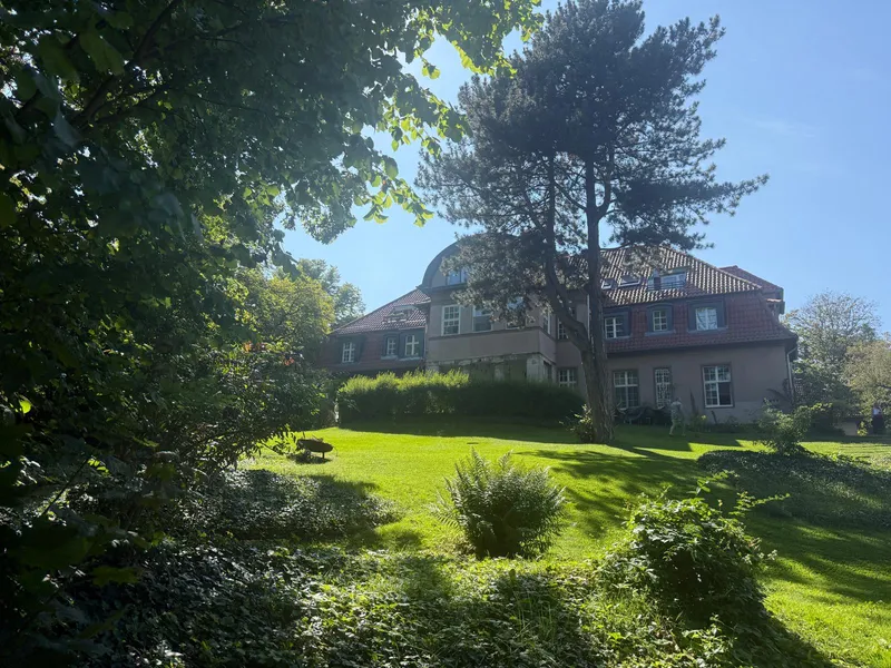 Befristet auf 4 Jahre | Stilvolle 105-m²-Altbauwohnung in Grunewalder Villa mit Garten — photo 1